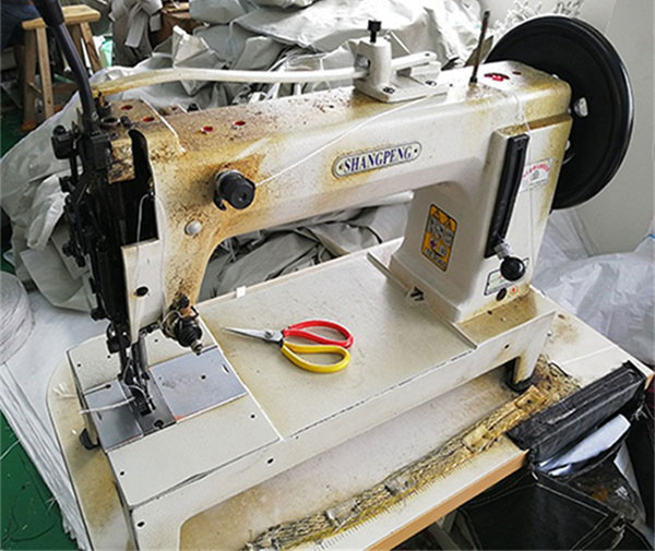 Woven bag sewing machine